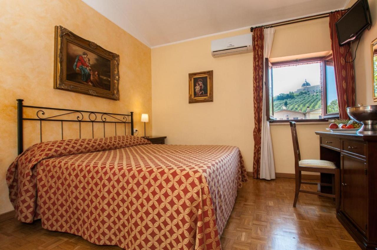 La Vecchia Fattoria Hotel Loreto Buitenkant foto