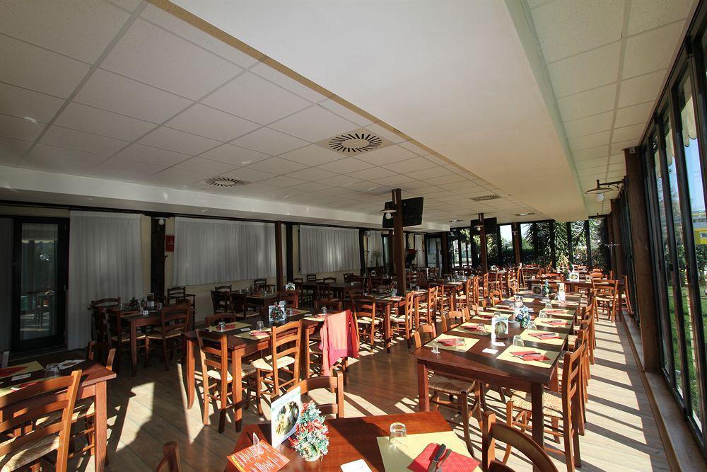 La Vecchia Fattoria Hotel Loreto Buitenkant foto