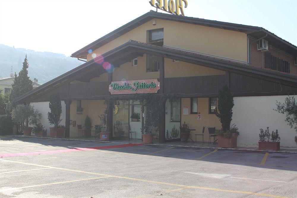 La Vecchia Fattoria Hotel Loreto Buitenkant foto