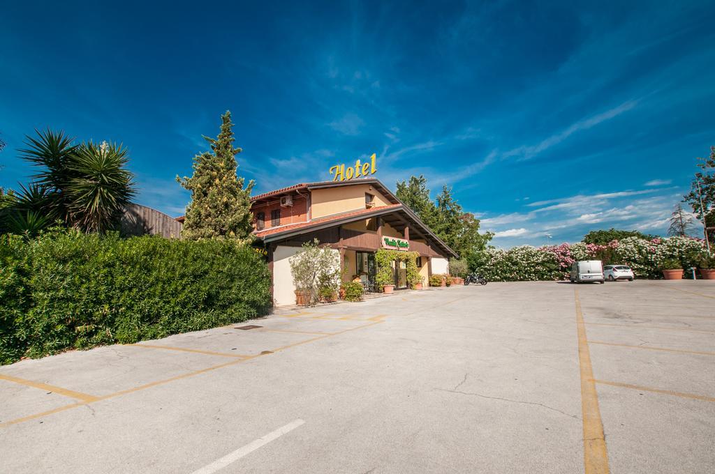 La Vecchia Fattoria Hotel Loreto Buitenkant foto