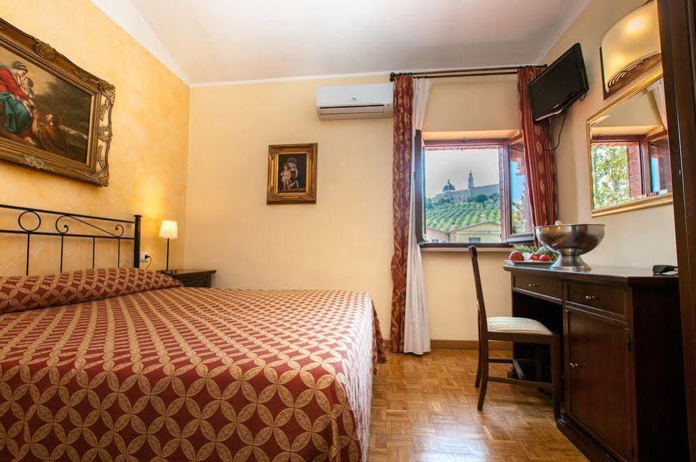 La Vecchia Fattoria Hotel Loreto Buitenkant foto